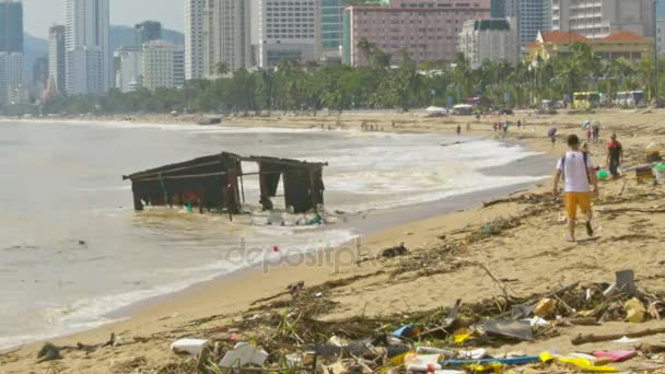 Zřícené Plovoucí Dům Zůstatek Břehu Moře Ničivých Tajfun Proti Působivé — Stock video
