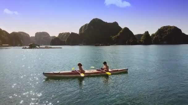 Paar segelt im Kajak auf azurblauer Bucht — Stockvideo