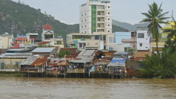 Nha Trang ベトナム 2017 ニャチャンの猛烈な台風が致命的な結果につながった後損害賠償と古い建物海岸に位置します — ストック動画