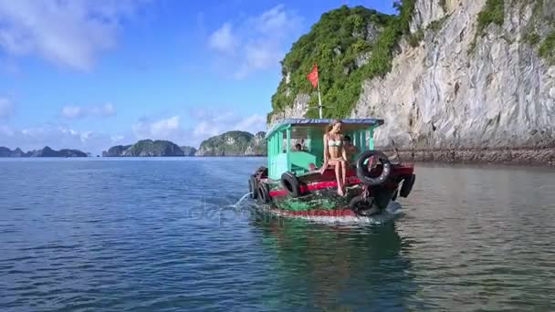 Девушка в лодке, плывущей в заливе спокойствия — стоковое видео