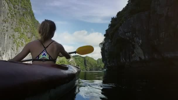 Mulher fileiras caiaque no oceano baía — Vídeo de Stock