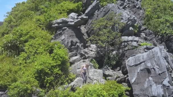 fille athlétique grimpe de grandes roches 