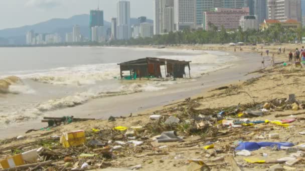 Dinosaur Plovoucí Spočívá Břehu Moře Odpadky Popředí Ničivých Tajfun Proti — Stock video