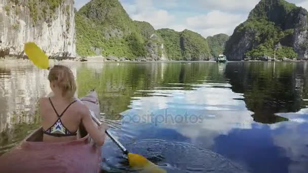 Mujer filas de kayak en la bahía del océano — Vídeos de Stock