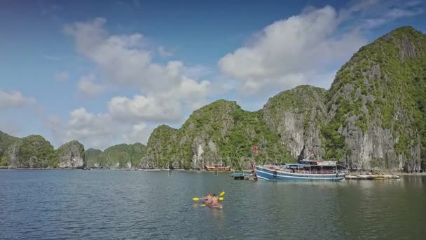 Paar in kajak, zeilen in de baai van de Oceaan — Stockvideo