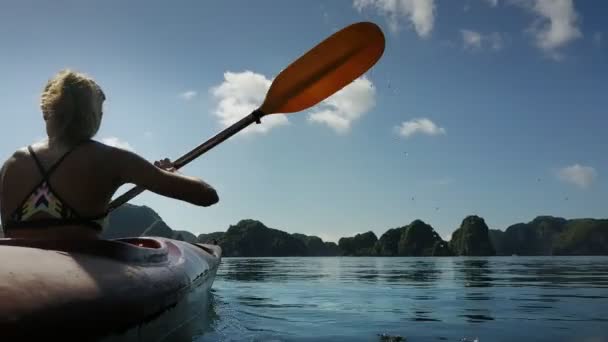 Mujer filas de kayak en la bahía del océano — Vídeo de stock