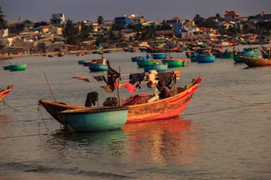 Nehrin üst görünüm yuvarlak Ho Chi Minh bulutlarda ile şehir gökdelenler gölgeler nehir yüzeyi mavi gökyüzü ile Saigon Adası