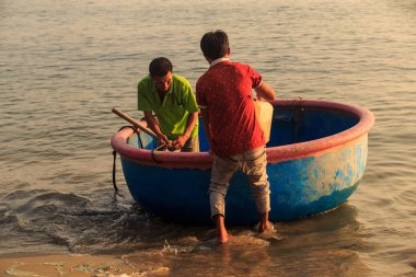 MUI KD/Vietnam - 17 Mart 2016: renkli reklam panoları ve Ho Chi Minh geniş sakin Nehri olan yol üzerinde gri yağmurlu bulutlar gökyüzü Panoraması