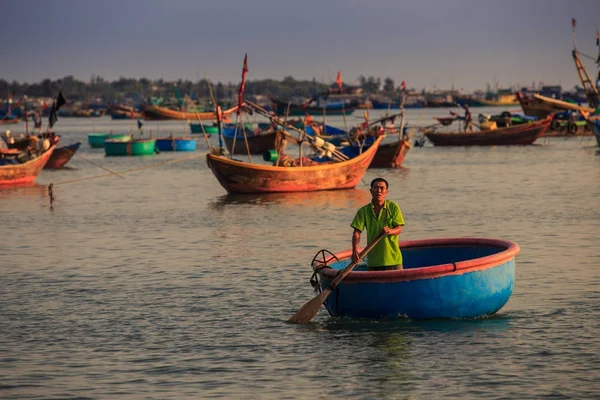 Panorama üzerinden aşağı beyaz bulutların üzerinde şehir gökdelenler üst siluetleri Ho Chi Minh ile gri gökyüzünün