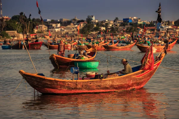 Mui Vietnam Março 2016 Pescador Senta Barco Madeira Com Bandeira — Fotografia de Stock
