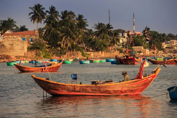 Mui Vietnam Março 2016 Velho Pescador Asiático Senta Grande Barco — Fotografia de Stock