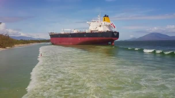 Ondas Espumosas Longas Movem Rolando Praia Perto Enorme Petroleiro Aterrado — Vídeo de Stock