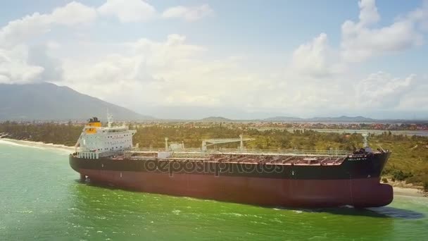 Drone Toont Nauw Grote Tanker Turquoise Oceaan Transporthoeveelheden Orkaan Tegen — Stockvideo