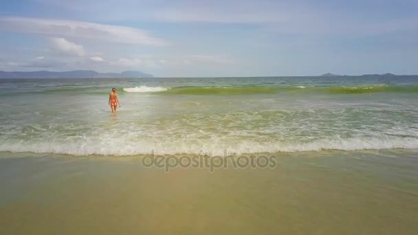 Drone Ruota Intorno Sottile Ragazza Costume Bagno Rosso Andando Mare — Video Stock