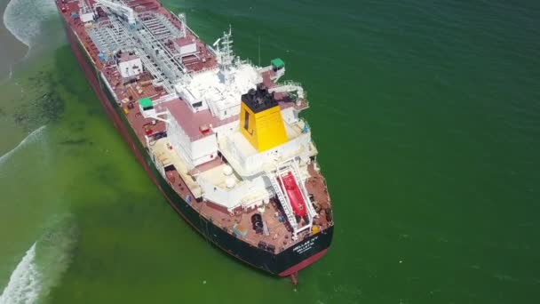 Drone Toont Enorme Moderne Tanker Gestrand Oceaan Ondiep Water Tyfoon — Stockvideo