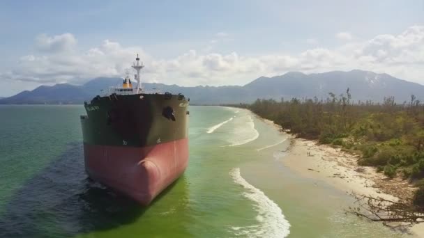 Flycame Removes Tanker Stern Aground Ocean Shoal Desert Green Coast — Stock Video