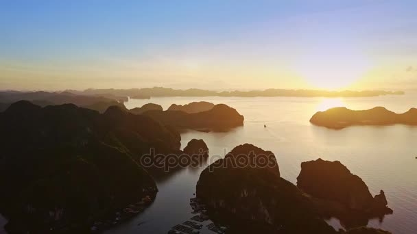 Φανταστική Αεροφωτογραφία Ήρεμο Ωκεανό Bay Tropical Sunrise Και Πλωτό Χωριό — Αρχείο Βίντεο