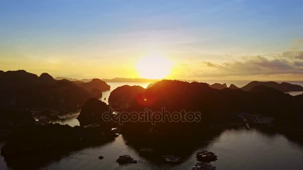 Vista Del Dron Hermoso Amanecer Tropical Desde Detrás Oscuras Islas — Vídeos de Stock