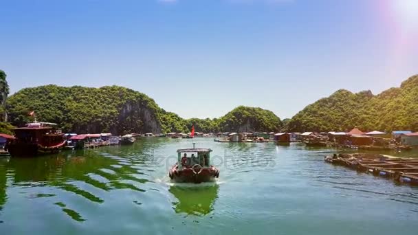 ベトナム 2017 過去の無限の青い空の下で大小様々 な漁船の村を浮遊赤い旗帆ハーフデッキ — ストック動画