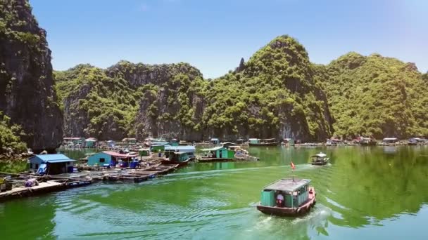 Вьетнам Август 2017 Красивые Воздушные Лодки Плывут Вдоль Большой Плавучей — стоковое видео