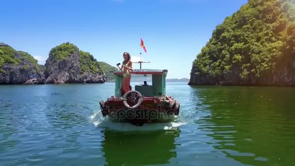 絵海湾と島々 に対して船首にビキニになります Selfie でベトナム 2017 閉じるドローン ビュー若いブロンドの女の子 — ストック動画