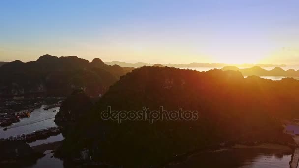 Drone Move Tranquila Baía Oceânica Nascer Sol Para Aldeia Flutuante — Vídeo de Stock