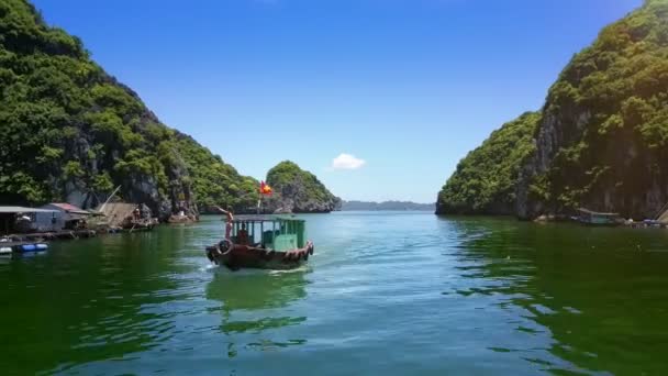 Vietnam Srpen 2017 Turistická Loď Holkou Plavkách Stojící Přídi Plachty — Stock video