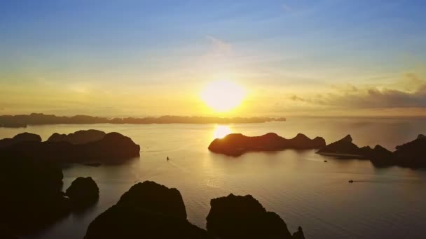 Вид Воздуха Яркий Диск Солнца Горизонте Восходе Солнца Над Заливом — стоковое видео