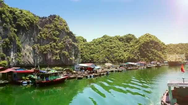 Vietnam August 2017 Luftbild Eines Schwimmenden Dorfes Auf Azurblauer Bucht — Stockvideo