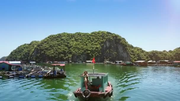 Vietnam August 2017 Kamera Terbang Atas Perahu Dengan Gadis Yang — Stok Video