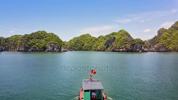 大きい山に静かな湾に沿って星の赤い旗の下で観光船ボード セール ベトナム 2017 航空写真ビュー男 — ストック動画