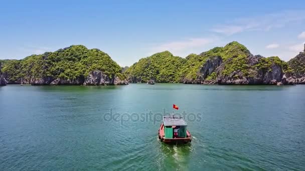 Vietnam Agosto 2017 Flycam Mueve Sobre Hermosa Bahía Azul Con — Vídeos de Stock