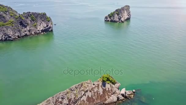 Drone Vola Sopra Meravigliosa Baia Azzurra Con Grandi Isole Scogliere — Video Stock