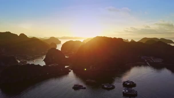 Drone Baja Agua Bahía Del Océano Con Los Barcos Pesca — Vídeos de Stock