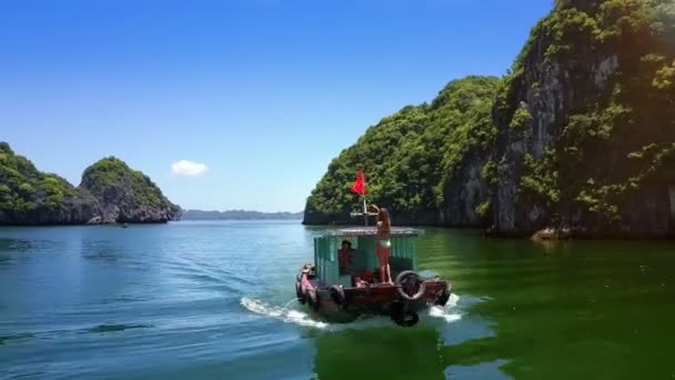 ベトナム 2017 ドローンを示しています伝統的なアジアの観光船赤い旗と立っている水着の女の子の下で弓 — ストック動画