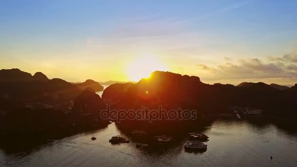 Flycam Muestra Hermoso Amanecer Tropical Por Encima Gran Bahía Del — Vídeo de stock