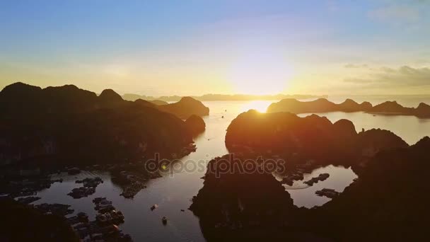 Increíble Panorama Aéreo Archipiélago Isla Oscura Bahía Del Océano Con — Vídeos de Stock