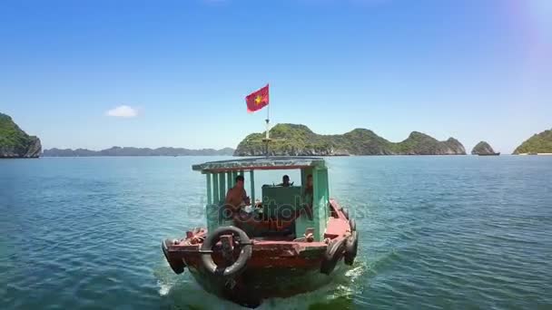 Vietnam Augustus 2017 Toeristische Boot Onder Vietnamese Vlag Zeilen Prachtige — Stockvideo