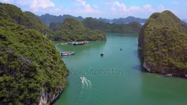 Havadan görünümü resimsel Unesco miras okyanus bay tekneler ile anlaştık ve sakin masmavi su yelkenli gemiler