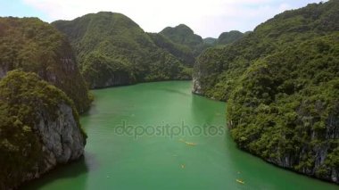 Sarı kayaks sualtı dünyasını karakterize tarafından yüksek biyolojik çeşitlilik ile resimsel denizde yelken yukarıda dron taşır