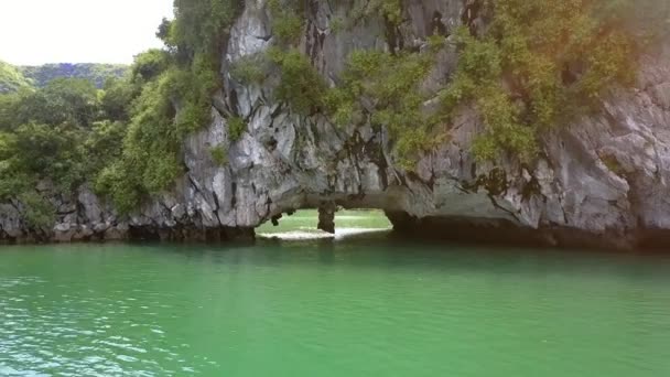 Drone Remove Luz Dia Refletindo Mar Tranquilo Para Abóbada Caverna — Vídeo de Stock