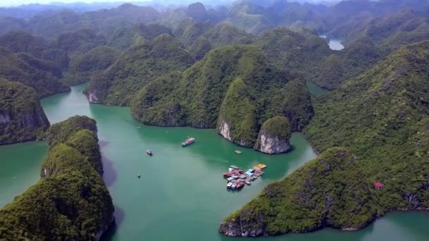 无边全景著名的哈龙湾绿色岛屿和峡湾 停泊在小码头上的小船 — 图库视频影像