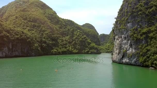 Drone Mueve Largo Fiordo Bahía Por Encima Kayaks Navegando Aguas — Vídeo de stock