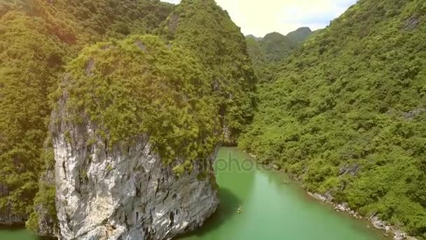 Flycam Enlève Des Collines Tropicales Montre Quai Touristique Entouré Navires — Video