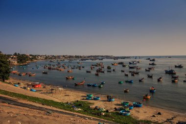 gün batımında beach yakınındaki çok sayıda geleneksel Vietnam balıkçı tekneleri ile Panorama masmavi okyanus