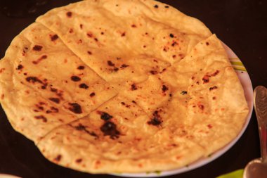 Hint peynir geleneksel siyah tablo arka plan üzerinde Tandır fırında pişmiş naan ekmek dolması