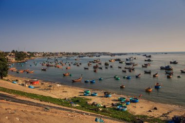 balıkçı tekneleri günbatımı ışıkta kum beach yakınındaki geleneksel yuvarlak Vietnamca ile resimsel masmavi okyanus