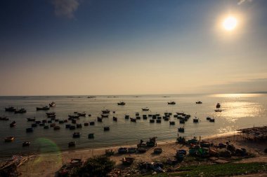 Vietnamca Balıkçılık Tekne karanlık siluetleri yakınındaki plaj ve güneş yol yansıma batımında ile Panorama sınırsız okyanus