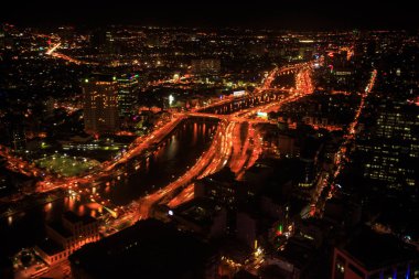 büyük gece şehir Vietnamca Saigon parlak ışıklı nehir bentleri ile fantastik üst Panoraması