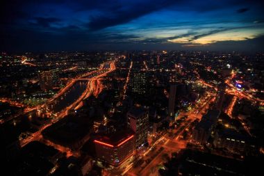 büyük gece city ile resimsel Panoraması parlak Saigon dramatik koyu mavi gökyüzünde altında Nehri bentleri yaktı